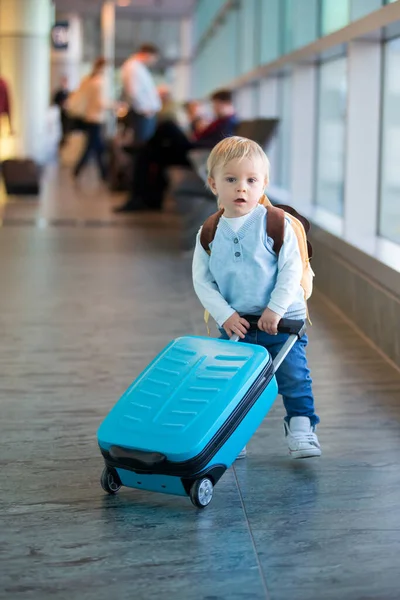 Kind Reiskoffer Met Familie Reis Wachtend Luchthaven Aan Boord Gaan — Stockfoto