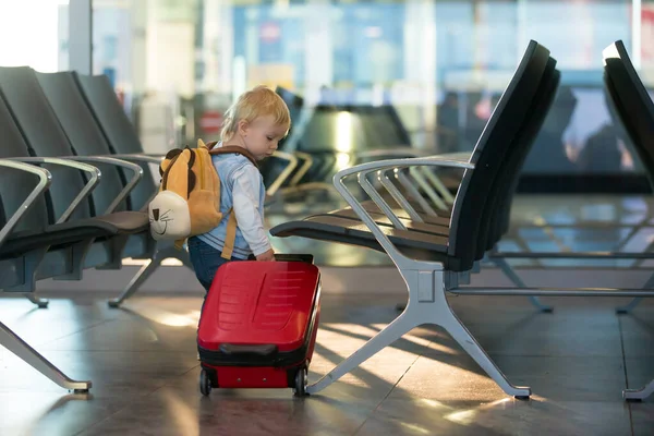 Kind Reiskoffer Met Familie Reis Wachtend Luchthaven Aan Boord Gaan — Stockfoto