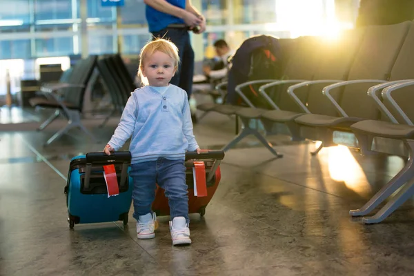 Niño Portando Maletas Viajando Con Familia Esperando Aeropuerto Para Abordar —  Fotos de Stock