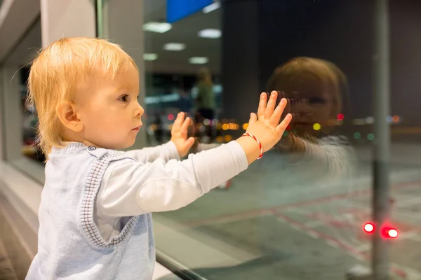 Kind Das Vom Fenster Des Flughafens Aus Die Flugzeuge Beim — Stockfoto