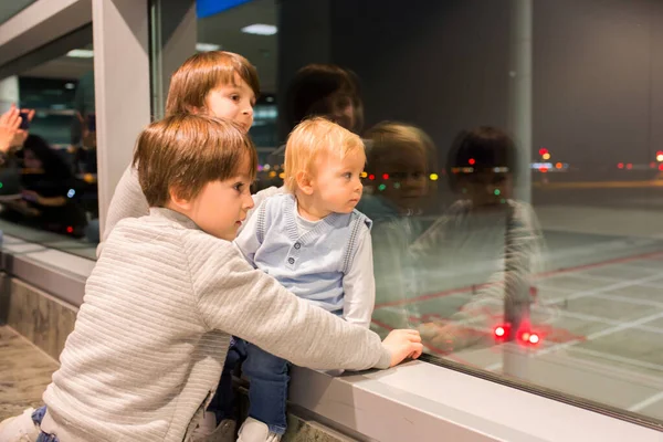Gemeinsam Reisende Kinder Warten Flughafen Darauf Das Flugzeug Steigen — Stockfoto