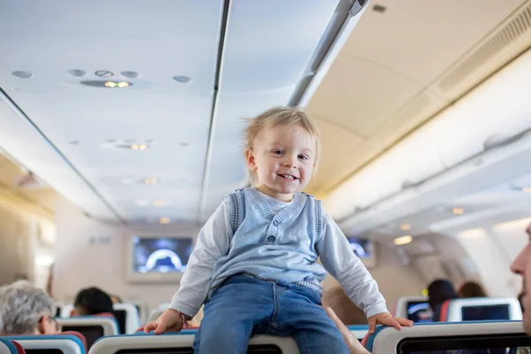 Fader Underhållande Liten Barn Pojke Ombord Flygplan Lång Distans Internationell — Stockfoto