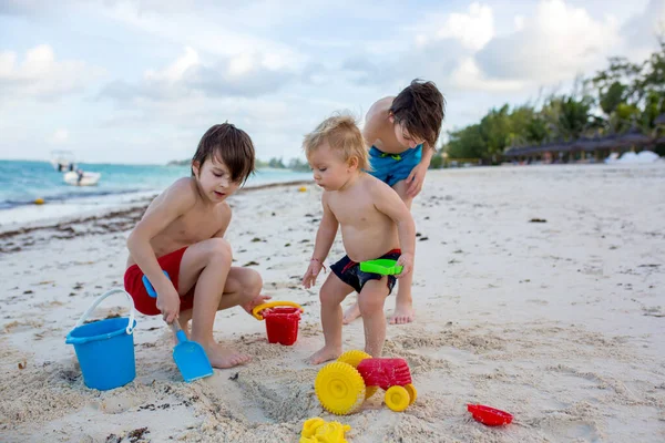 Lindo Bebé Niño Jugando Con Hermanos Con Juguetes Playa Playa —  Fotos de Stock