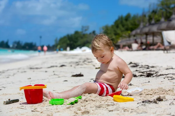 Cute Maluch Chłopiec Bawi Się Rodzeństwem Plaży Zabawki Tropikalnej Plaży — Zdjęcie stockowe