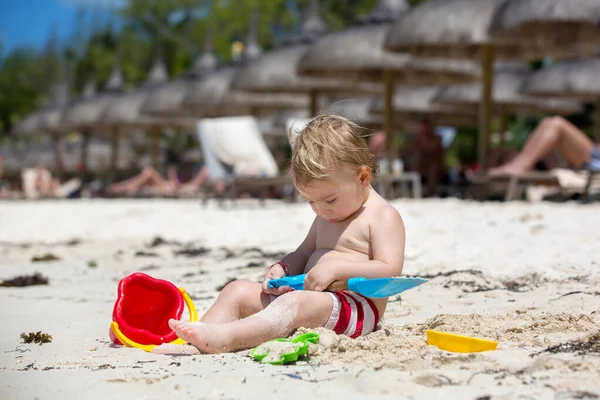 Lindo Bebé Niño Jugando Con Hermanos Con Juguetes Playa Playa — Foto de Stock