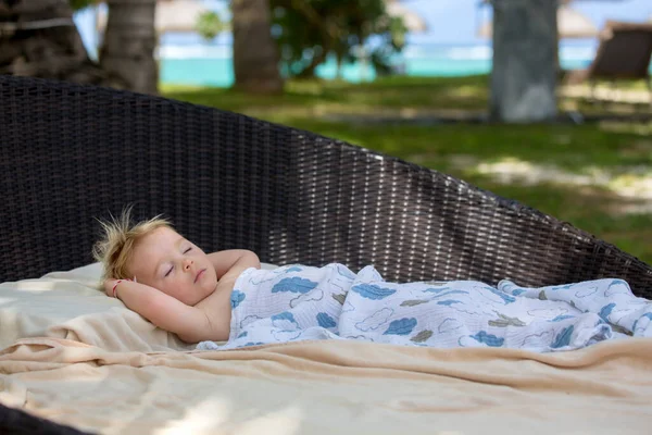 Leuke Blonde Peuter Jongen Slapen Een Grote Ronde Strandstoel Het — Stockfoto