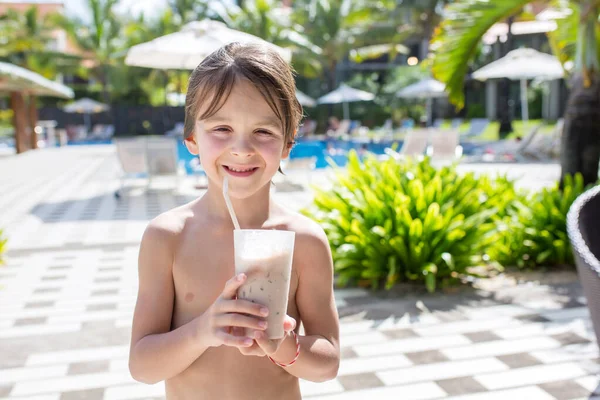 Χαριτωμένο Αγόρι Πίνοντας Choco Milkshake Στο Κατάστρωμα Πισίνα Ενώ Στις — Φωτογραφία Αρχείου