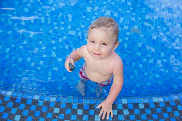 Adorable Niño Feliz Niño Pequeño Divertirse Relajándose Jugando Una Piscina —  Fotos de Stock