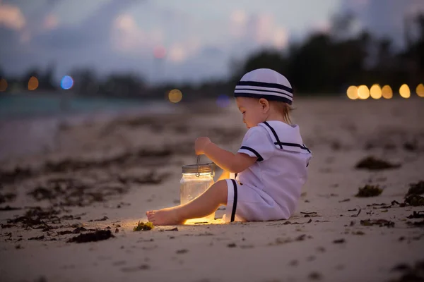 美しい幼児の男の子 船員として身を包んだ 日没のビーチで遊んで 家族と熱帯の魔法の休日を楽しむ — ストック写真