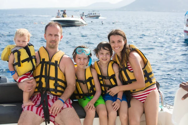 Familia Feliz Con Chalecos Salvavidas Divertirse Viaje Barco Durante Sus — Foto de Stock