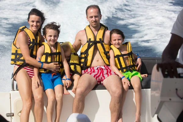 Familia Feliz Con Chalecos Salvavidas Divertirse Viaje Barco Durante Sus — Foto de Stock