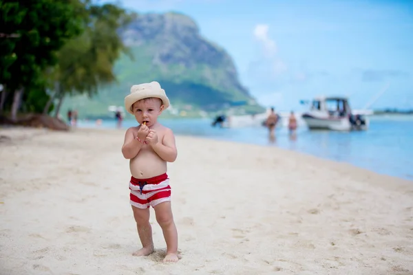 Sweet Toddler Boy Jouant Eau Peu Profonde Sur Une Plage — Photo