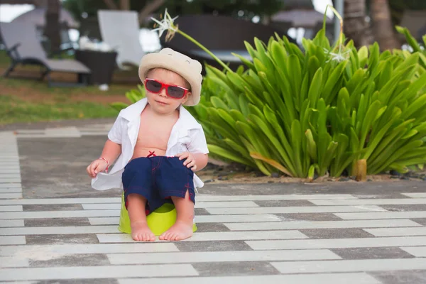 Dolce Bambino Ragazzo Seduto Sul Vasino Portico Sul Retro Patio — Foto Stock