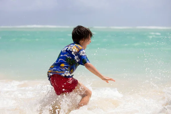 可爱的学龄前儿童 在海滩上玩的开心 兴奋的孩子们玩海浪 快乐地挥洒 在毛里求斯享受家庭假期 — 图库照片