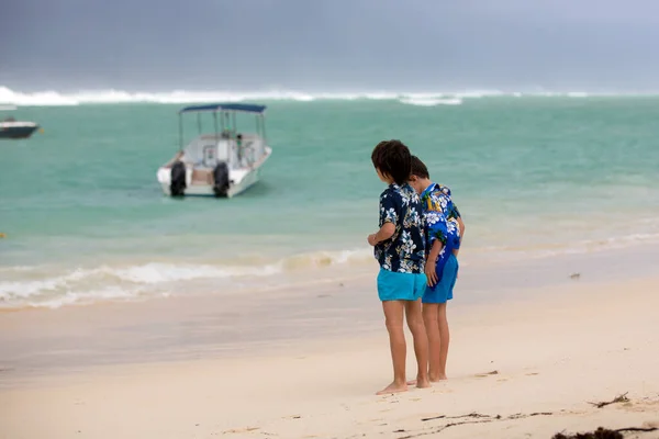 Niños Preescolares Adorables Chicos Divirtiéndose Playa Del Océano Niños Emocionados — Foto de Stock