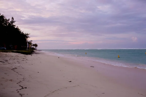 在毛里求斯美丽的风景海滩上 人们在酒店度假胜地前享受公共海滩 — 图库照片