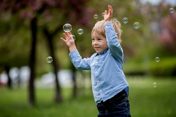 Блондинистый Ребенок Милый Мальчик Повседневной Одежде Играет Мыльными Пузырями Парке — стоковое фото