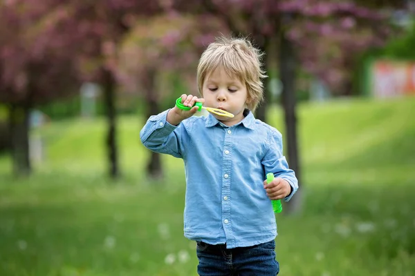 Ξανθό Μικρό Παιδί Χαριτωμένο Αγόρι Casual Ρούχα Παίζει Σαπουνόφουσκες Στο — Φωτογραφία Αρχείου