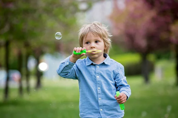 Biondo Bambino Bambino Ragazzo Carino Abbigliamento Casual Giocando Con Bolle — Foto Stock