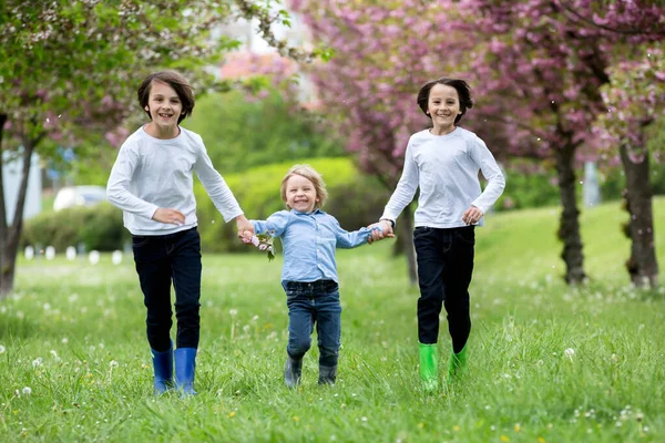 Crianças Felizes Diferentes Faixas Etárias Correndo Juntas Parque Primavera Divertindo — Fotografia de Stock