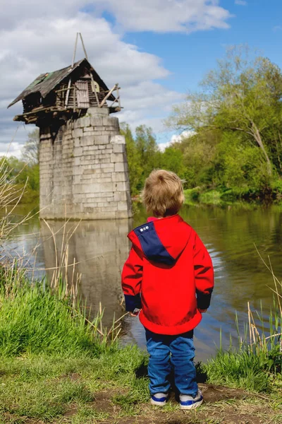 Kind Steht Vor Alter Holzhütte Auf Ziegelpfeiler Kleine Hütte Fluss — Stockfoto