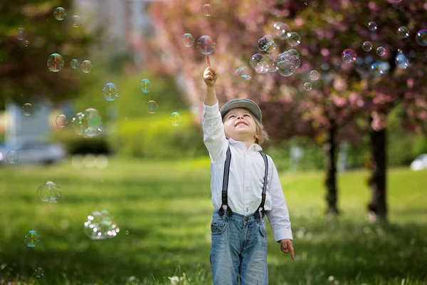 Niño Rubio Lindo Chico Con Ropa Casual Jugando Con Burbujas — Foto de Stock