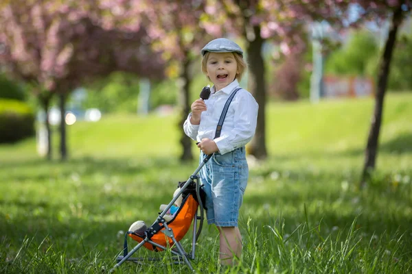 Bambino Bambino Moda Mangiare Gelato Spingere Bambini Passeggino Con Bambola — Foto Stock