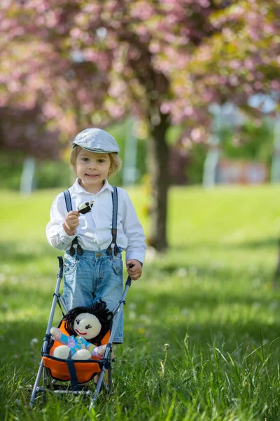 Mode Småbarn Äta Glass Och Knuffa Barn Barnvagn Med Stickad — Stockfoto