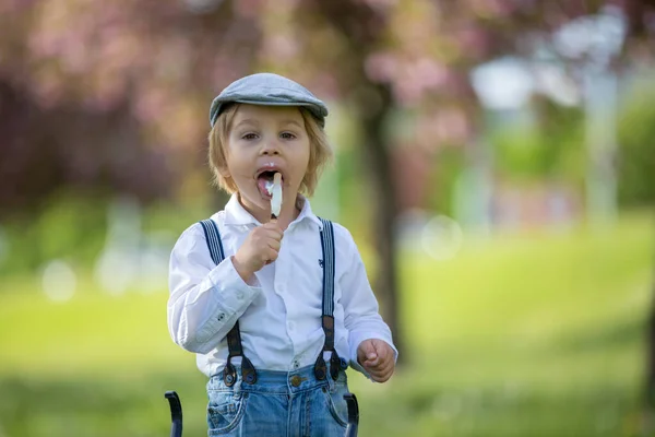 Niño Moda Comiendo Helado Empujando Los Niños Cochecito Con Muñeca — Foto de Stock