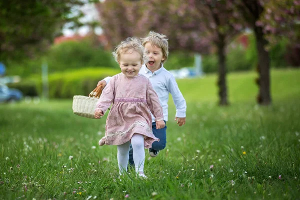 Hermosos Niños Niño Niña Jugando Juntos Jardín Flores Cerezo Corriendo —  Fotos de Stock