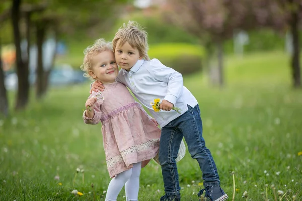 Bei Bambini Bambino Ragazzo Ragazza Che Giocano Insieme Nel Giardino — Foto Stock