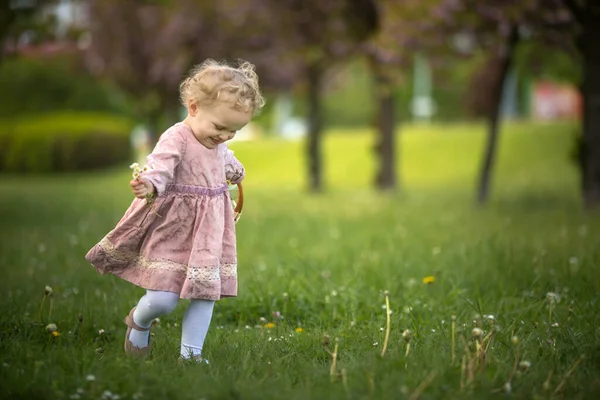 Bellissimo Bambino Biondo Bambino Carina Bambina Abito Rosa Vintage Giocando — Foto Stock