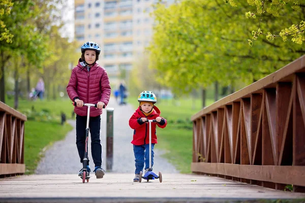 Children Brothers Riding Scooters Park Together Spring Sunny Day — Stock Photo, Image