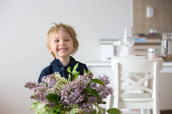 Sluiten Portret Van Een Mooi Blond Kind Peuter Jongen Houden — Stockfoto