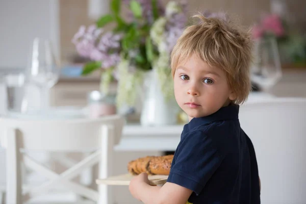 Kind Blond Peuter Jongen Met Houten Snijplank Met Zelfgebakken Maïsbrood — Stockfoto