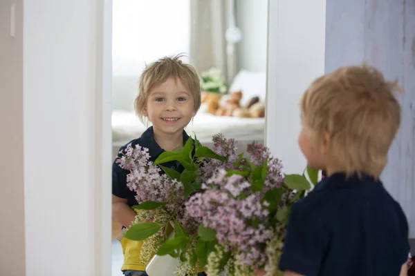 Nahaufnahme Eines Schönen Blonden Kindes Eines Kleinen Jungen Mit Fliedervase — Stockfoto