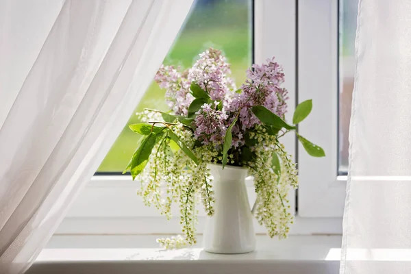 Piękny Wazon Bzu Biały Fioletowy Oknie Ładne Światło Tyłu — Zdjęcie stockowe