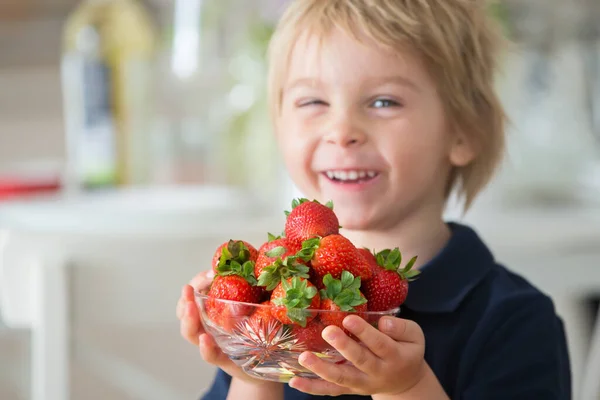 Blond Toddler Child Holding Bowl Strawberries Focus Strawberries Kid Serving — Stock Photo, Image