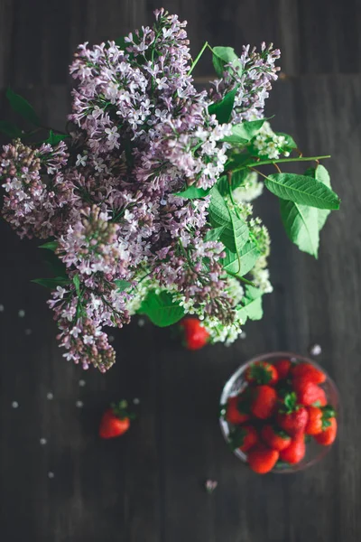 Llilac Strawberries Brown Isolated Background Vase Flowers Bowl Fruits — Stock Photo, Image