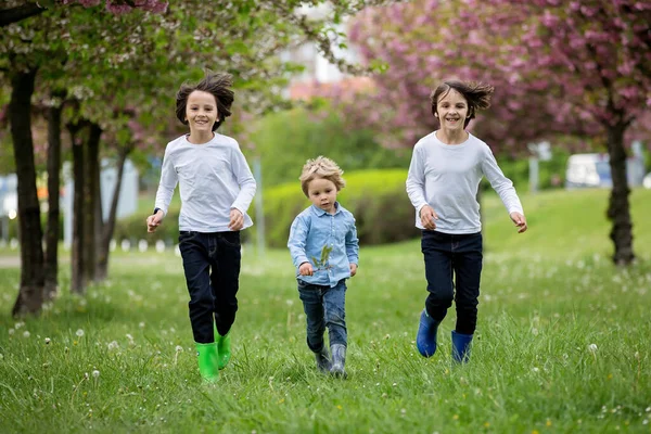 Happy Dzieci Różnym Wieku Bieganie Razem Parku Wiosna Zabawy Świeże — Zdjęcie stockowe