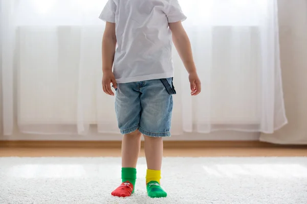 Pies Niño Con Diferentes Calcetines Pie Filas Niños Con Diferentes — Foto de Stock