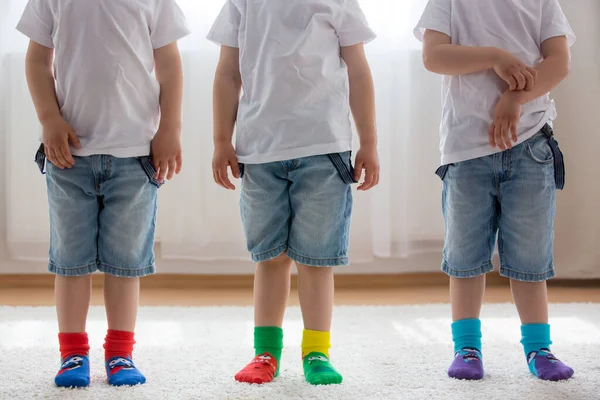 Kinderfüße Mit Verschiedenen Socken Stehen Reihen Kinder Tragen Unterschiedlich Bunte — Stockfoto