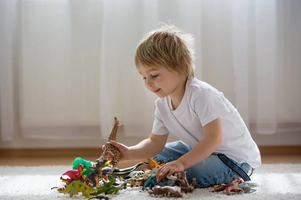 Ξανθό Παιδί Μικρό Αγόρι Παίζει Πλαστικά Παιχνίδια Ζώων Στο Σπίτι — Φωτογραφία Αρχείου