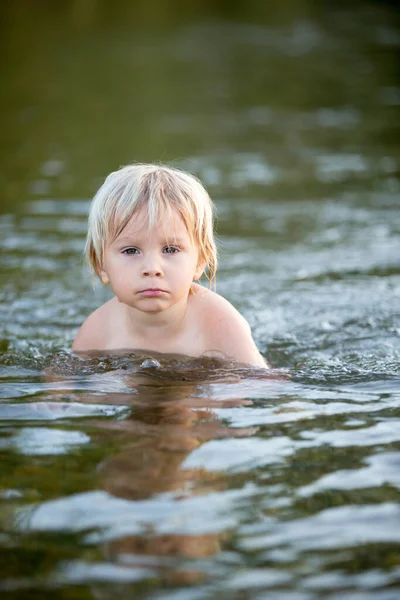 Hermoso Retrato Niños Lago Niños Jugando Agua Atardecer Verano — Foto de Stock