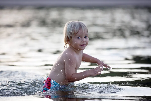 Prachtig Portret Van Kinderen Het Meer Spelende Kinderen Het Water — Stockfoto