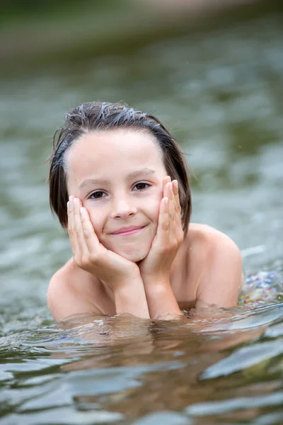 Hermoso Retrato Niño Lago Niño Jugando Agua — Foto de Stock