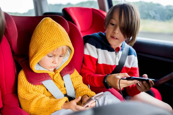 Tre Barn Pojkar Reser Bil Bilsätet Och Leker Mobiler För — Stockfoto