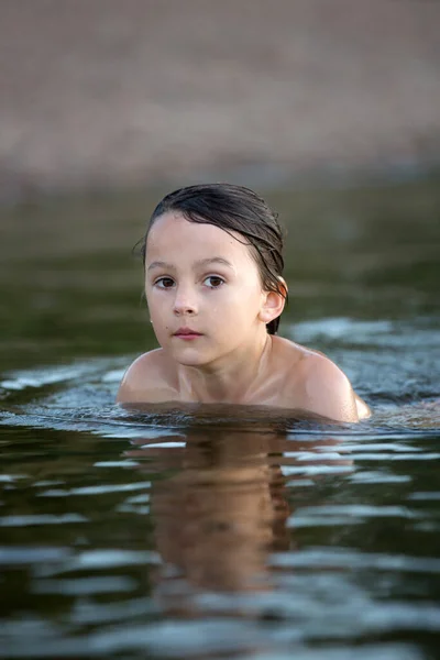 Crianças Brincando Lago Pôr Sol Nadando Correndo Salpicando Água Verão — Fotografia de Stock