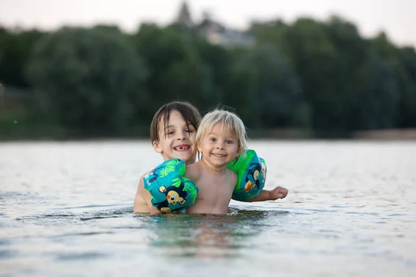 Παιδιά Παίζουν Μια Λίμνη Ηλιοβασίλεμα Κολύμπι Και Τρέξιμο Παφλασμό Του — Φωτογραφία Αρχείου