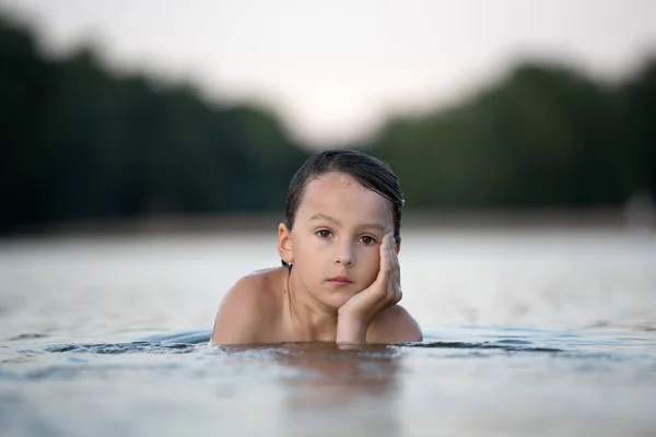 Kinderen Spelen Een Meer Bij Zonsondergang Zwemmen Hardlopen Spetterend Water — Stockfoto